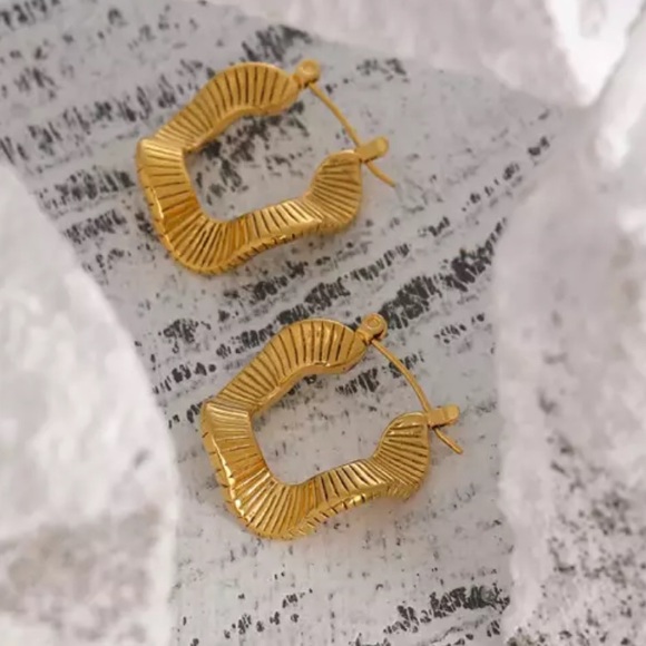 💛Gold plated irregular hoop earrings - Picture 4 of 7